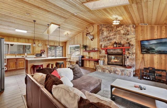 Pines & Needles Retreat at Big Bear- Hot Tub- Central Location-