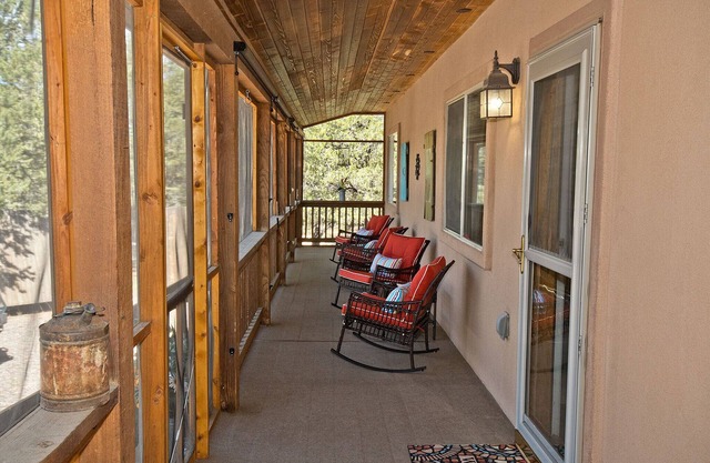 Pinewood Family Retreat House with Game Room and Pool Table