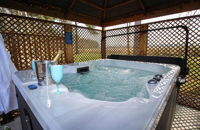 Pinewood Lodge - Luxury Lodge with Hot Tub