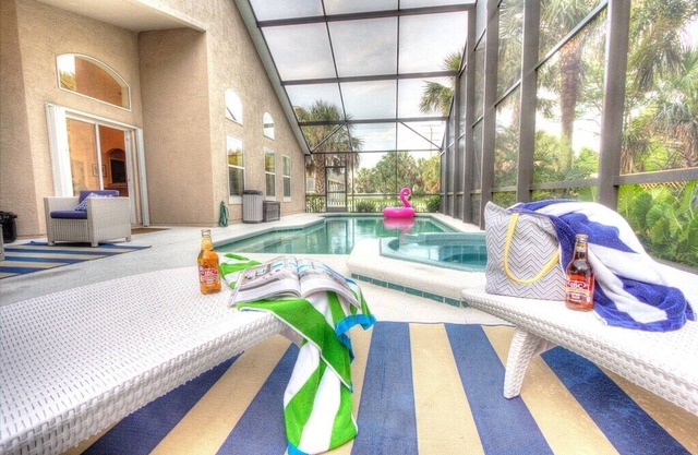 Pink Flamingo! Pool/Spa, Pet Friendly, Steps to Beach & Park