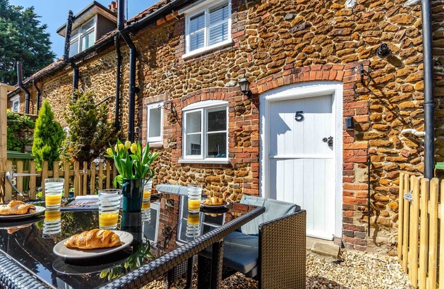 Pinnacle Cottage - Two Bedroom House, Sleeps 4