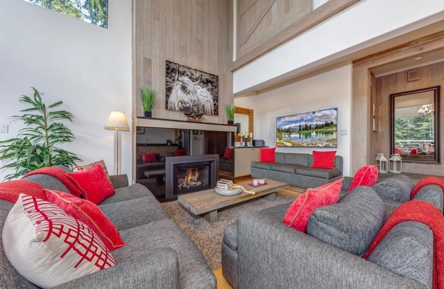Pinnacle Ridge 05 - Ski In Ski Out, Private Hot Tub, Gas Fireplace