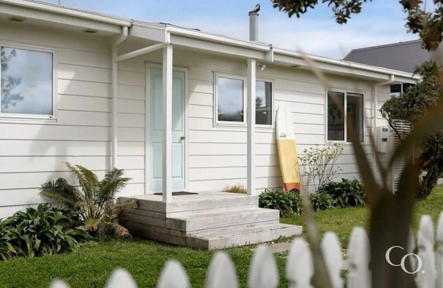 Pipis' Beach House, Papamoa beach, 5 minute walk to the sea. Pet friendly.