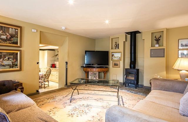 PIPPINWELL, pet friendly, character holiday cottage in Bakewell