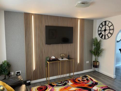 Plantsbrook Place - Luxury 4 bed House + Parking