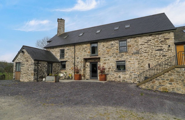PLAS GLAN YR AFON, luxury holiday cottage, with hot tub in Llangernyw