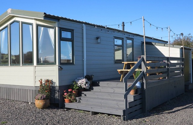 PLAS TIRION CARAVAN, family friendly, with a garden in Cemaes Bay