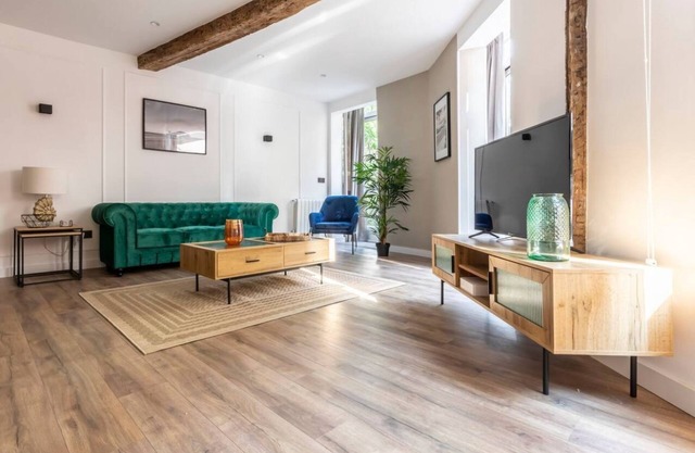 Plaza de los Tres Pilares Elegant and renovated