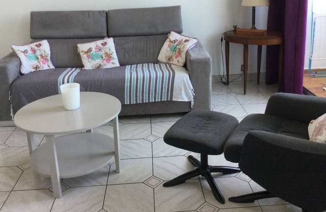 Pleasant duplex of 100 m2 overlooking the sea and the hills, 5 mins from the beach.