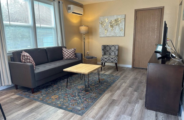 Pleasant Finch Arboretum 1BR Duplex/Centrally Located/AC/Free Parking