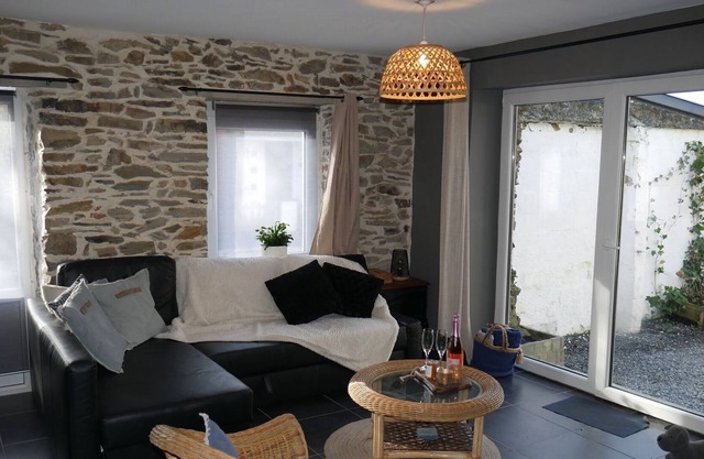Pleasant Holiday Home in Burdinne with Hot Tub