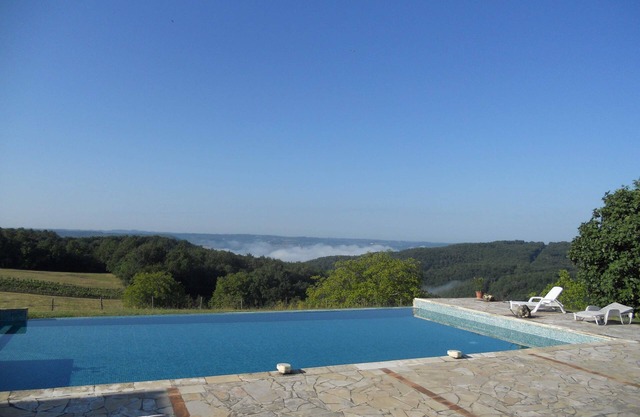 Pleasant house, quiet, with large pool to share, beautiful surroundings