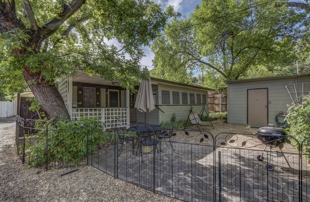 Pleasant Street Cottage ~ The Perfect Location with all the Comforts of Home