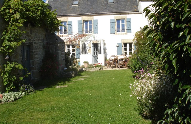 Plogoff, Pointe du Raz, charming house, seaside, beach access, superb garden