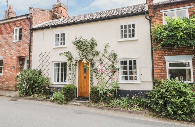 PLOUGHMAN'S, pet friendly, character holiday cottage in Hoxne