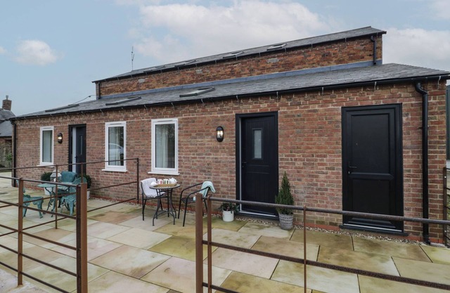 PLUM BARN, family friendly, with a garden in Catesby