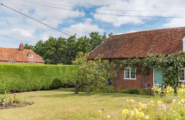 Plum Pudding Cottage by Bloom Stays - sleeps 2 guests in 1 bedroom