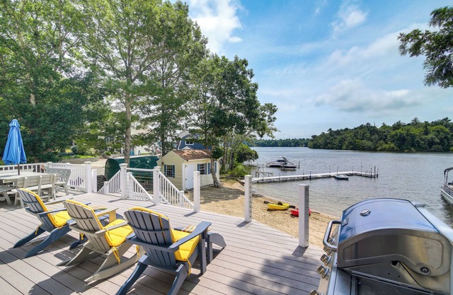 Plymouth Getaway w/Private Lake Beach + Kayaks!