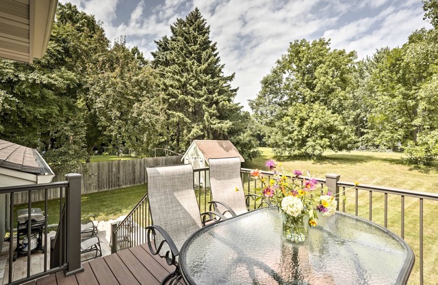 Plymouth House: Walk to Beach & Medicine Lake!