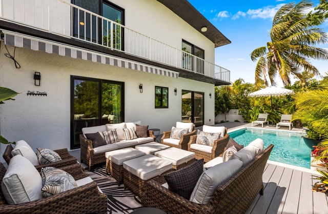 POCKETFUL OF SUNSHINE ~ 5 BR Near Beach and Prime Fireworks Watching!