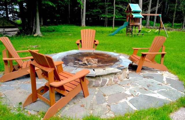 Pocono Getaway - Relaxing Hot Tub !, Hammock , Fire pit, Lake Access & Fishing