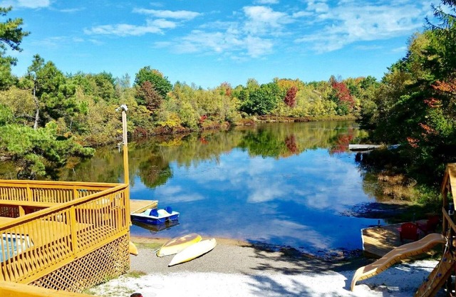 Pocono Lakefront Onsite Swimming Pool/Hot Tub, Playset/2 docks/Sandy Beach/Boats