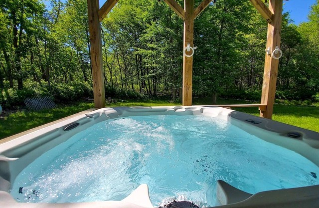 Pocono Mtn Escape w/Hot Tub, Pool & Barrel Sauna
