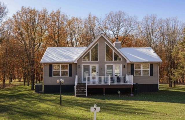 Poconos Chalet: Sleeps 10 |Pet Friendly| Hot tub