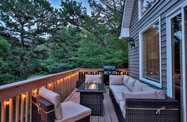 Poconos Chalet w/Hot Tub near Lake, Pool and Beach