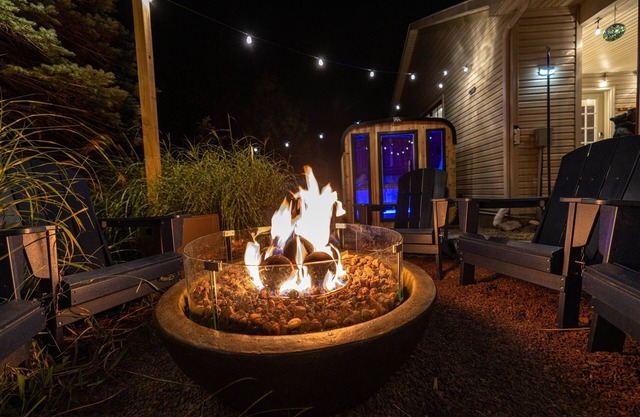 Poconos Fall Foliage~2Sauna~HotTub~FirePit~GameRm~MiniGolf~MtnViews~EV Chr