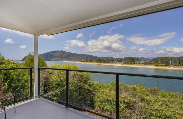 Pohutukawa on Paku - Tairua Holiday Home