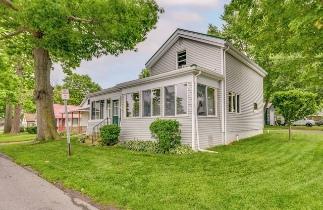 Point Breeze Vacation Rental, Walk to Lake Ontario