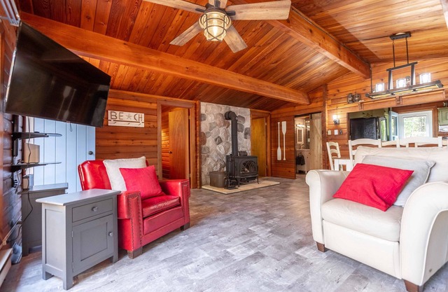 Point Clark Waterfront log Cabin