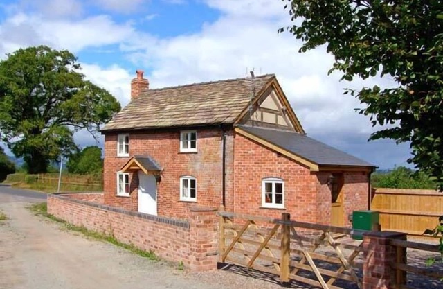 POINT COTTAGE, pet friendly, with open fire in Preston-On-Wye
