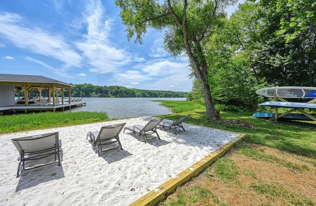 Pointe of View: LUXURY LAKEFRONT, Private Dock, Hot Tub, Fire Pit, Beach, Views!