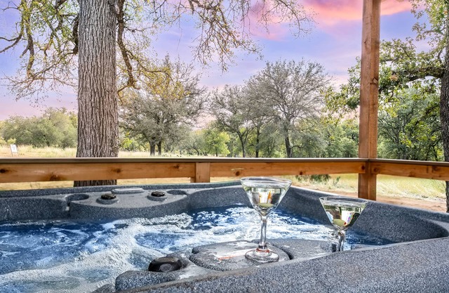 Pollen at the Hive, 1/1 | Private Hot Tub | Gas Fire Pit | Cornhole