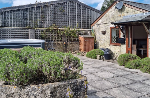 POND, pet friendly, with hot tub in Ludwell