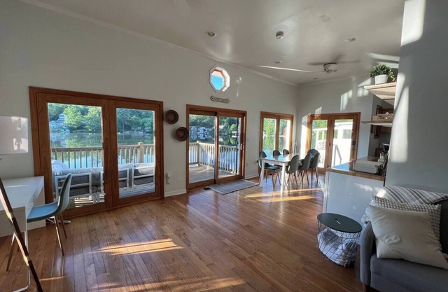 Ponder Point waterfront cottage