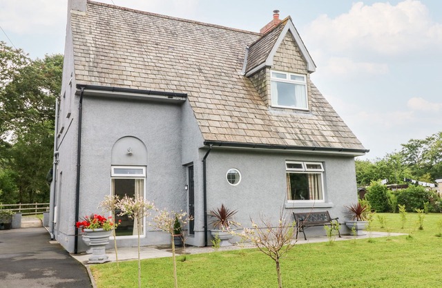 PONDFIELD GATE, family friendly, character holiday cottage in Cwmgors