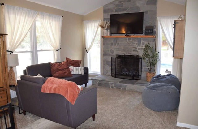 Pondview Paradise, Cozy home with pool and pond on 8 acres