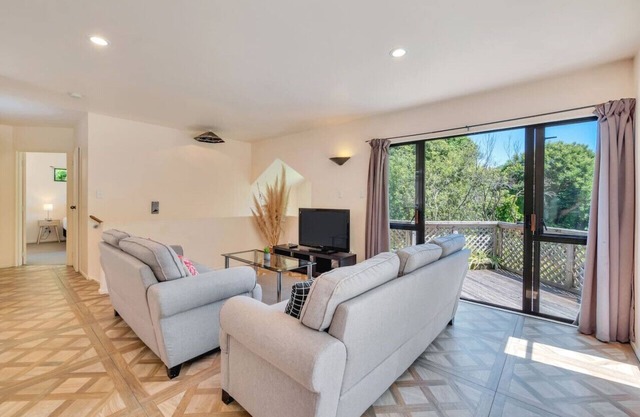 Ponsonby Gardens with deck and parking