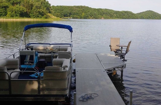 Pontoon Boat 21 ft. Perfect for a tour of the lake!