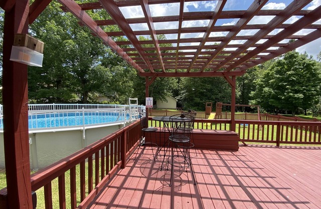 POOL! 4 beds, near Camp Lejeune, in Golf Course community, near Beaches sleeps 8