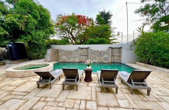 Pool and Jacuzzi Vacation Home