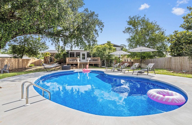 POOL! Close to the Beach and Downtown! BBQ! Game Room!
