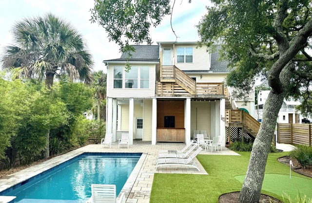 Pool, Elevator, Ping Pong, Putting Green~ Dog Friendly/Near beach & Center St