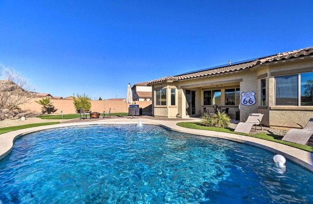 Pool, Fire Pit & Putting Green: Goodyear Retreat!