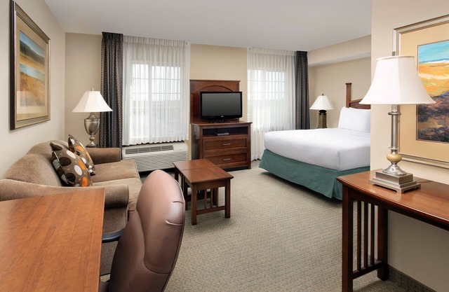 Pool & Hot Tub. Great for Business Travelers!