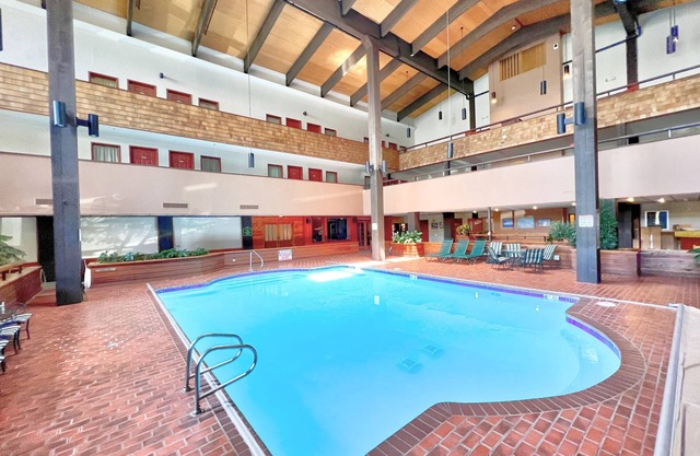 Pool & Hot Tub! Great Rates, Game Room, On Shuttle Route!