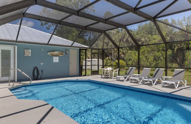🍹🌞 Pool House Paradise! Heated Pool, Poolside TV, Pool Table, Near Beaches!